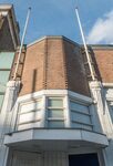 Uitbouwtje: getand metselwerk en vlaggenmasten.
<br/>
Marcel Westhoff, februari 2016